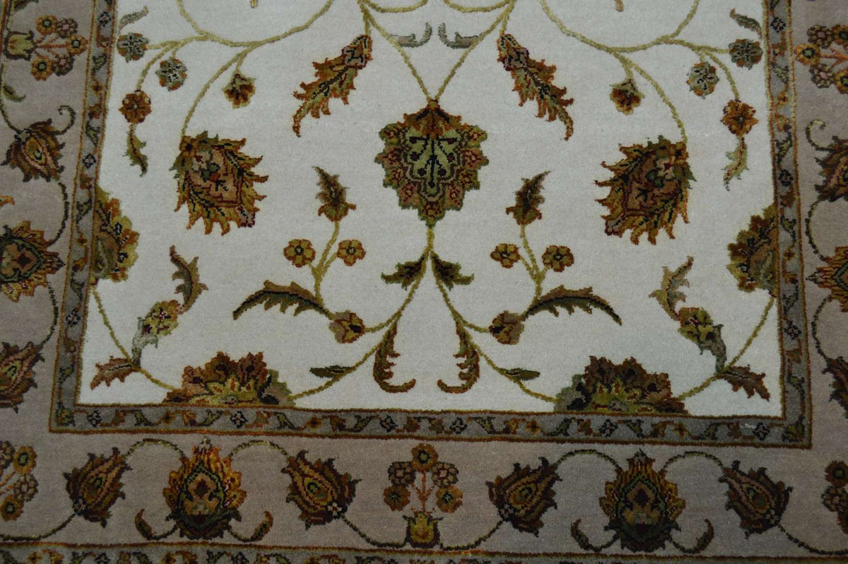 4' 1" x 6' 3" India Agra Rug image 5