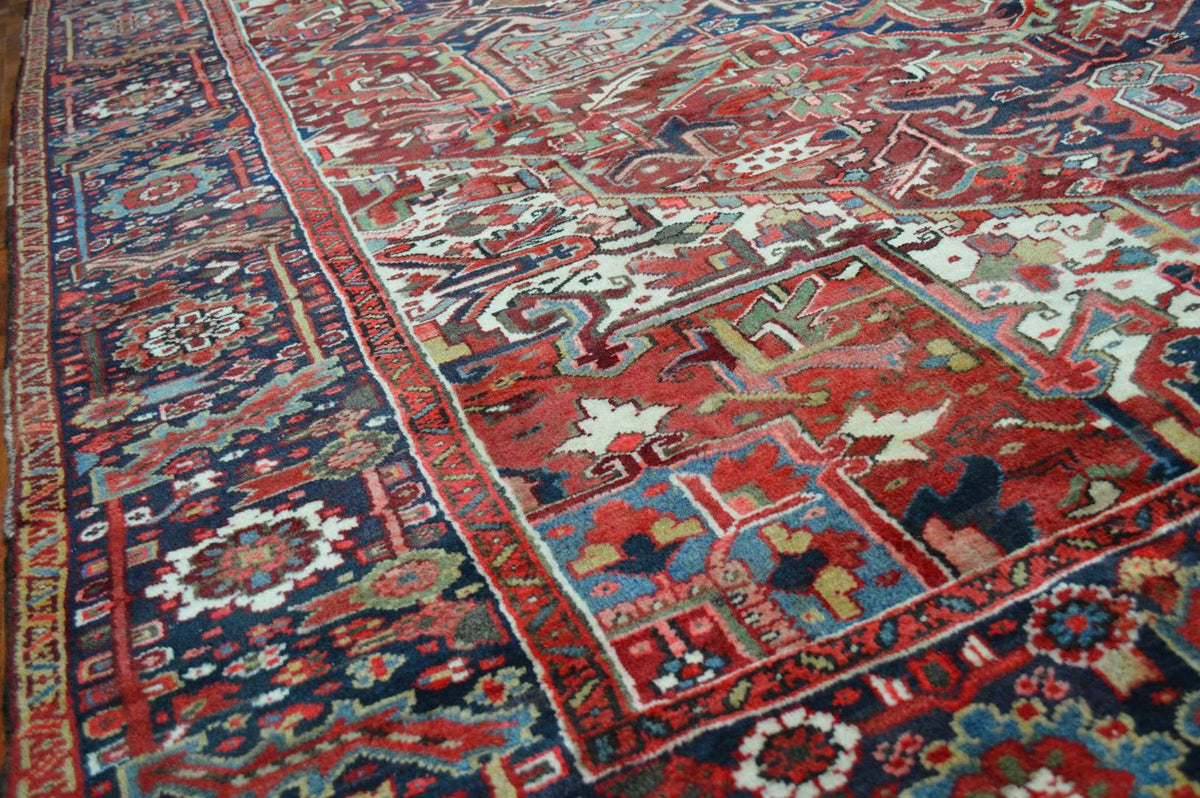 7' 9" x 11' 4" Persian Heriz Rug image 4