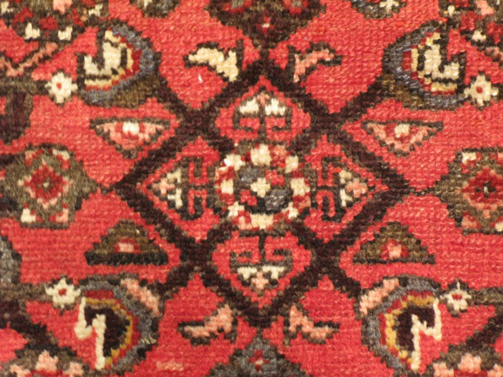 5' 6" x 10' 2" Persian Hosseinabad Rug image 9