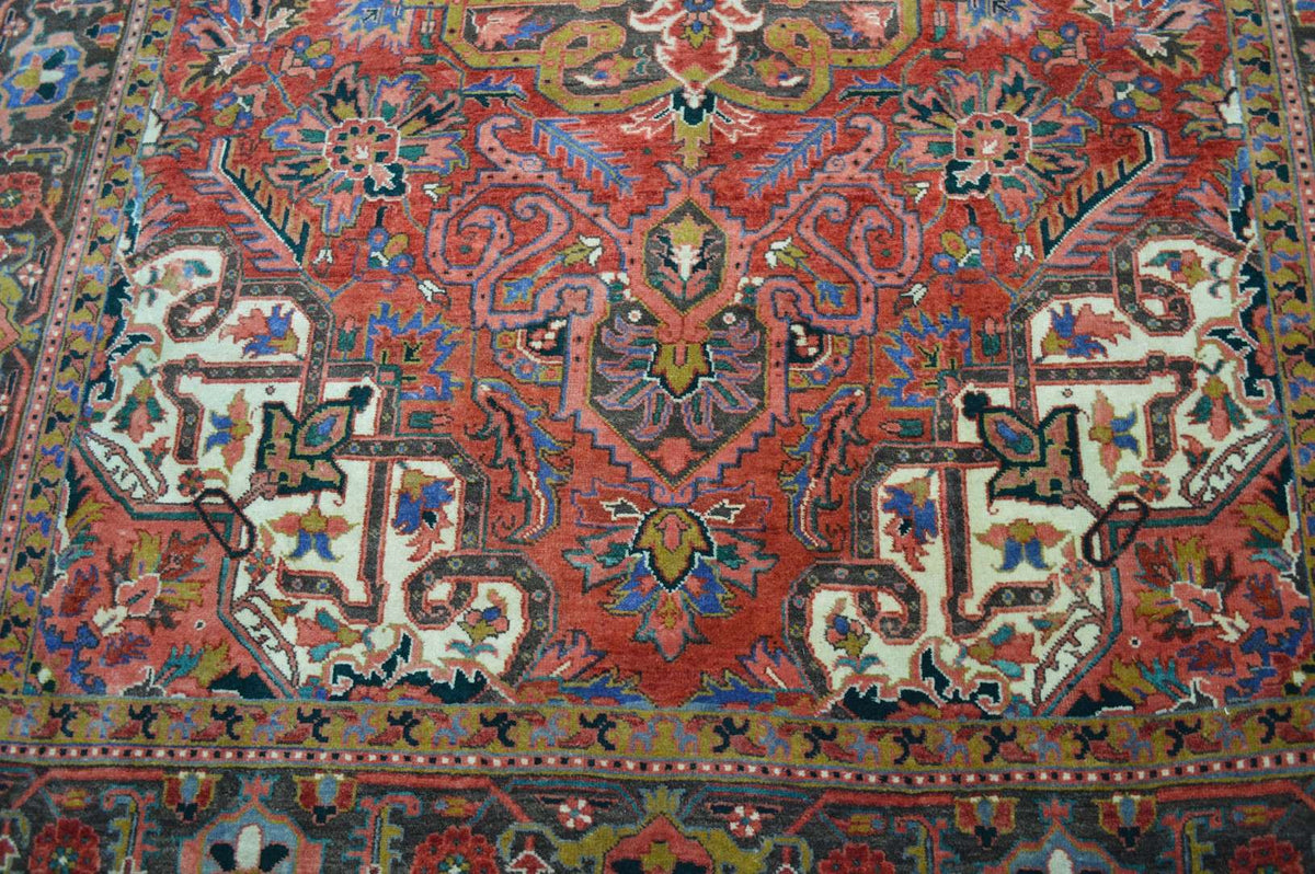 7' 7" x 11' 3" Persian Heriz Rug image 4