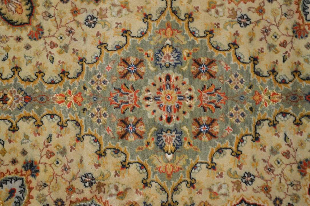 8' 9" x 11' 8" India Agra Rug image 8
