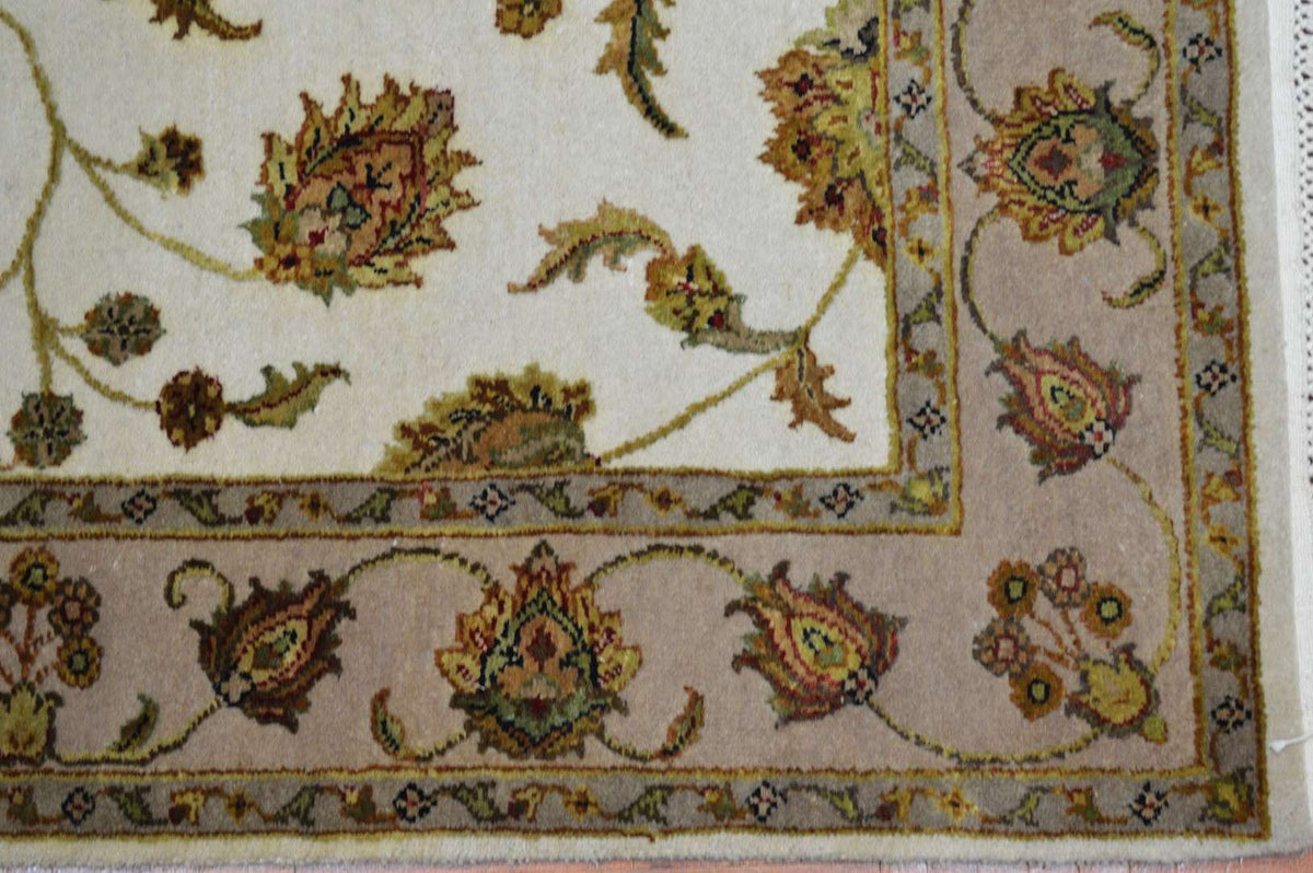 4' 1" x 6' 3" India Agra Rug image 2