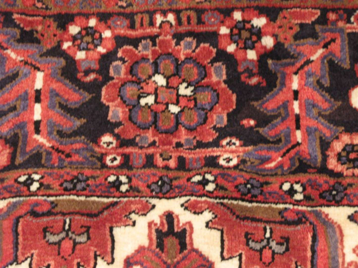 7' 9" x 11' 0" Persian Heriz Rug image 2