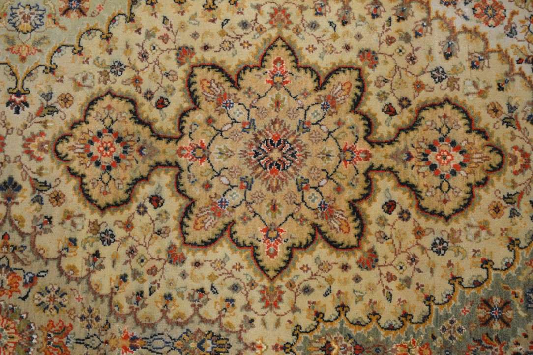 8' 9" x 11' 8" India Agra Rug image 4