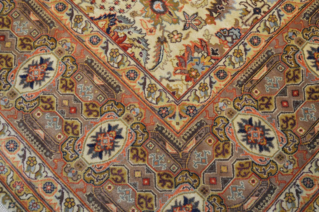 8' 1" x 10' 0" India Agra Rug image 4