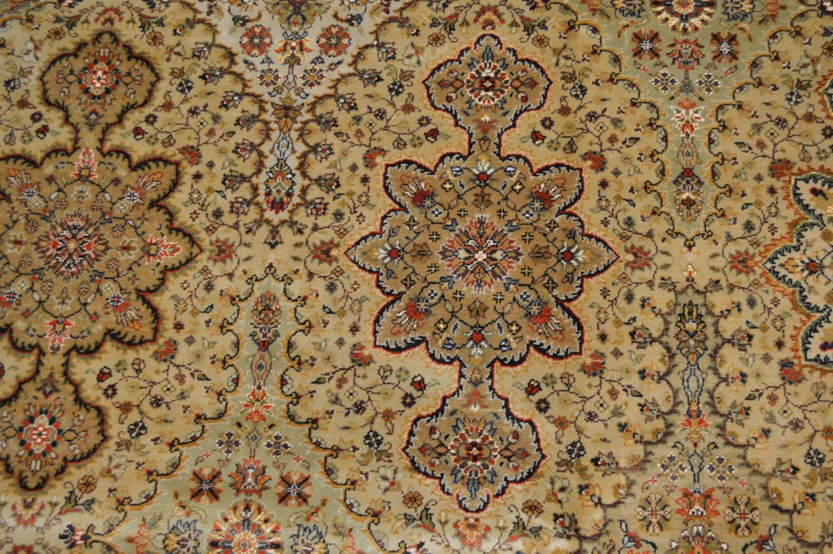 8' 1" x 10' 1" India Agra Rug image 12