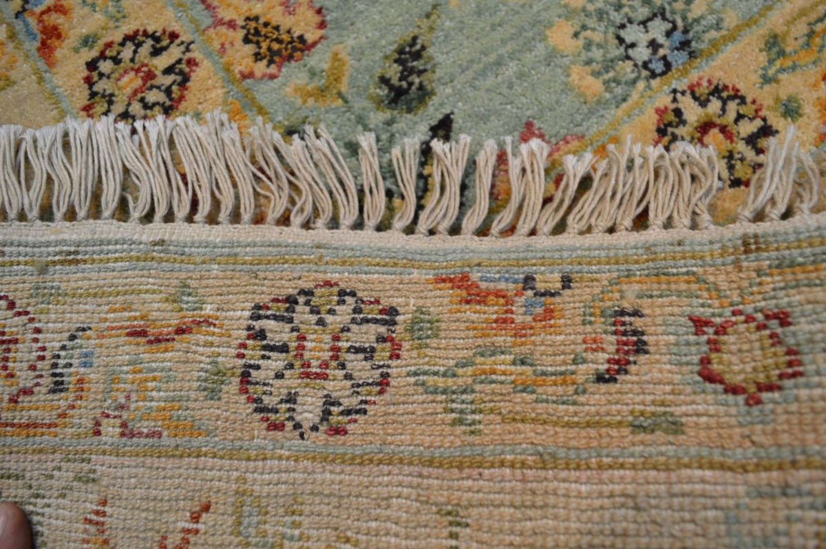 5' 9" x 9' 0" India Sultanabad Rug image 8