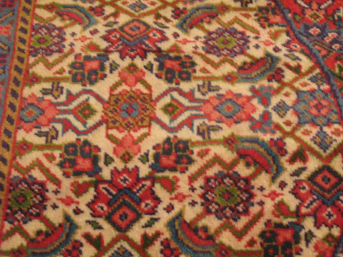 8' 4" x 11' 7" Persian Sarouk Rug image 2