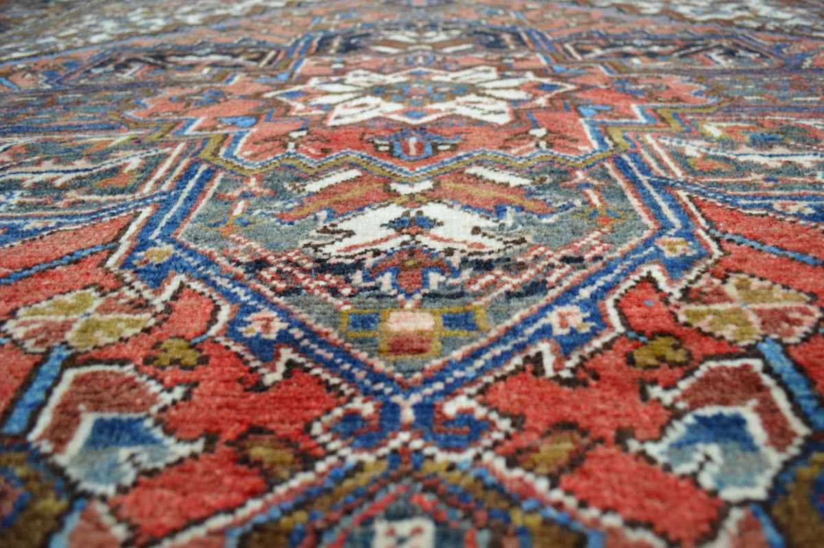 7' 0" x 8' 8" Persian Heriz Rug image 7