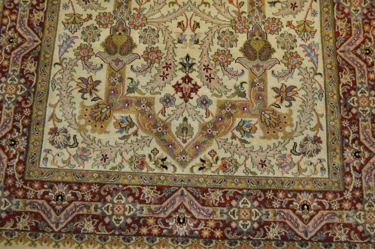 4' 2" x 6' 1" India Agra Rug image 6