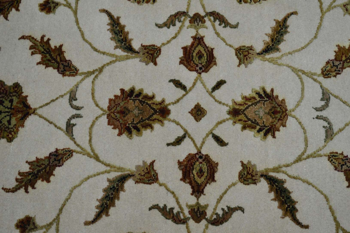 4' 1" x 6' 3" India Agra Rug image 9