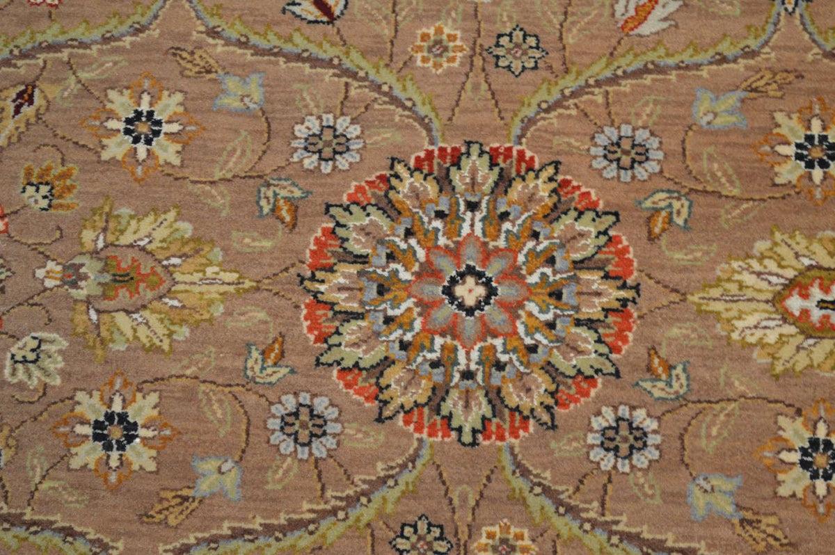 7' 9" x 9' 8" India Agra Rug image 12