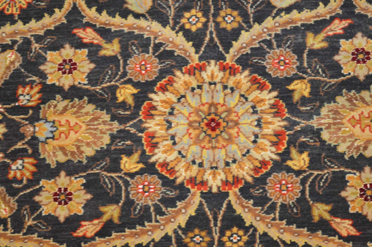 8' 2" x 9' 9" India Agra Rug image 5