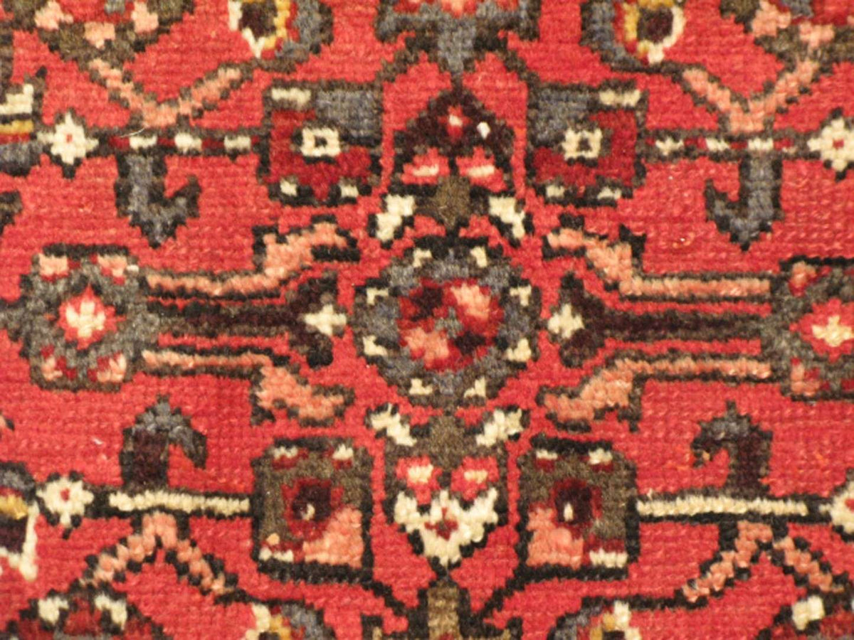 5' 6" x 10' 2" Persian Hosseinabad Rug image 8