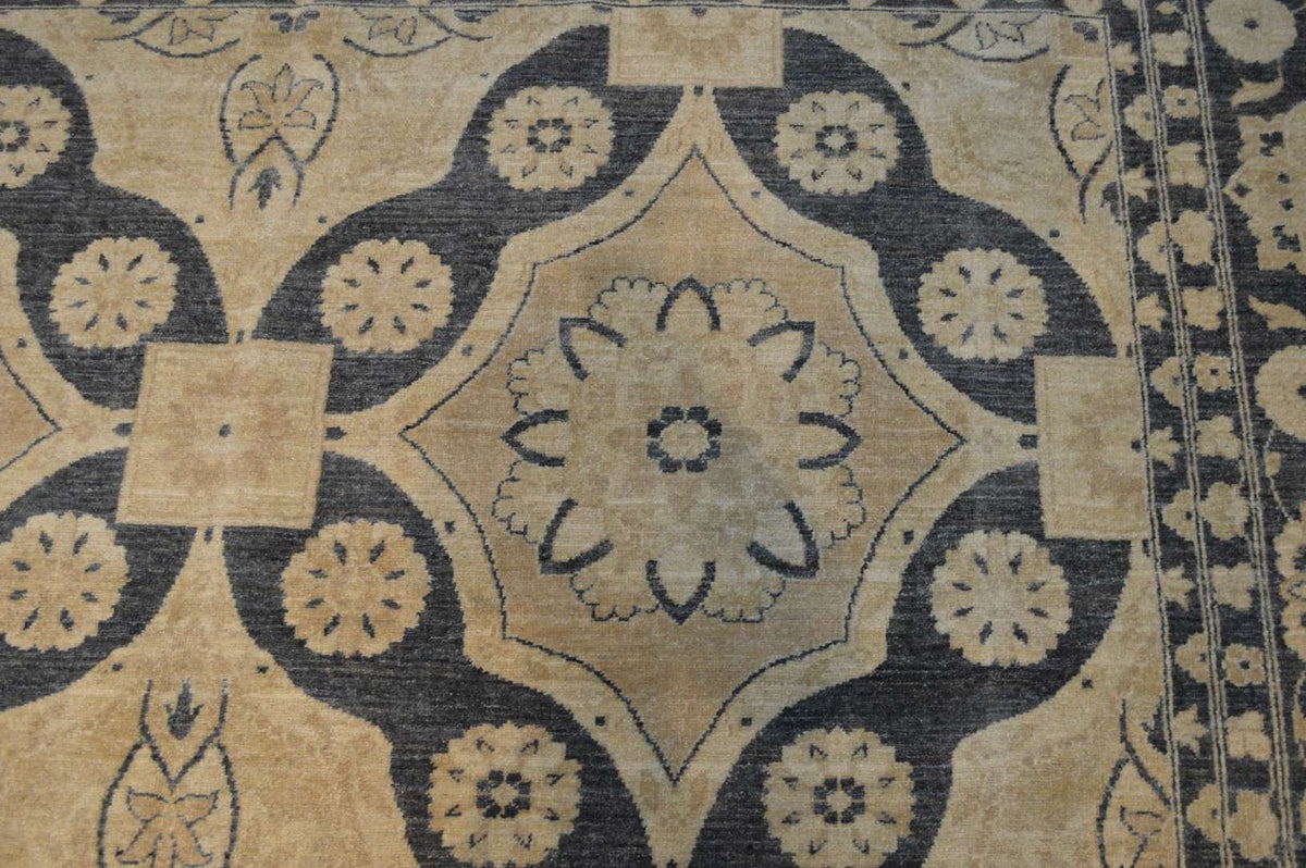 9' 10" x 13' 10" Pakistan Peshawar Rug image 4