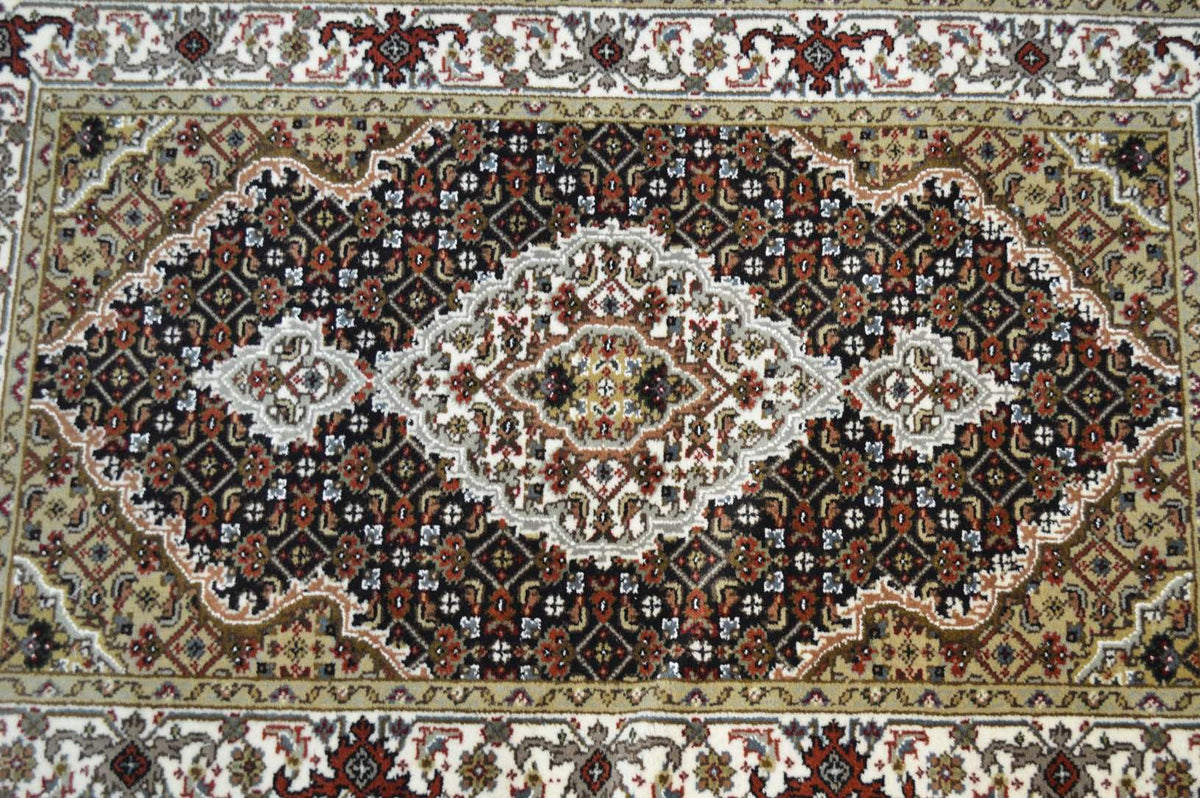 2' 6" x 4' 2" India Bijar Rug image 10