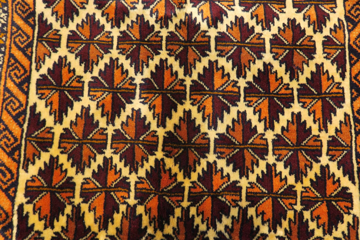 2' 8" x 5' 5" Persian Baluch Rug image 10