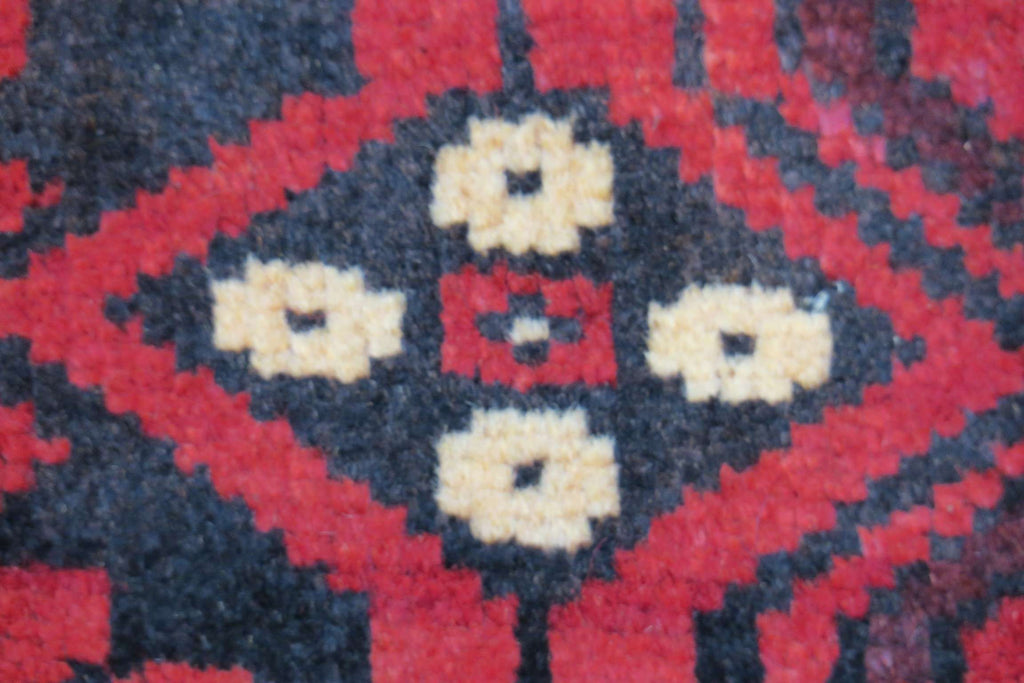 3'5'' x 7'0'' Persian Baluch Rug image 8