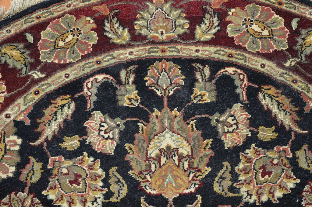 5' 3" x 5' 3" India Agra Round Rug image 3
