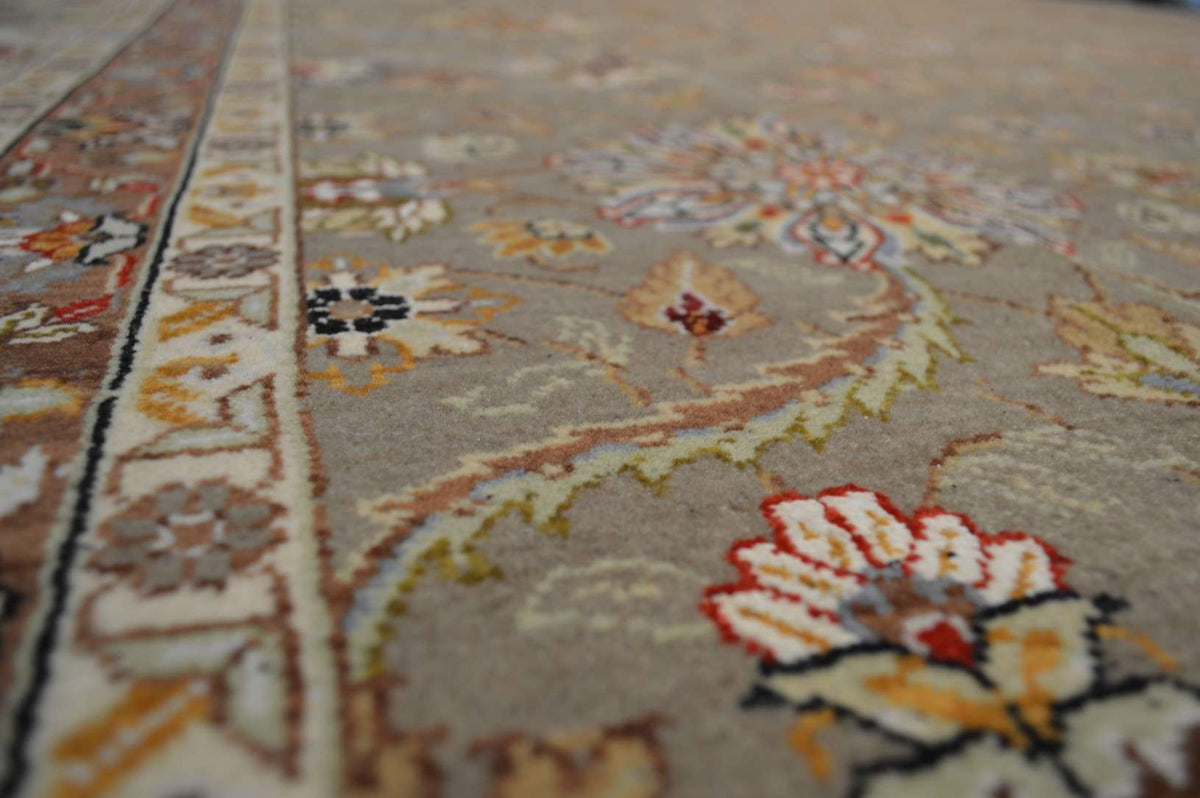9' 8" x 9' 9" India Agra Rug image 9