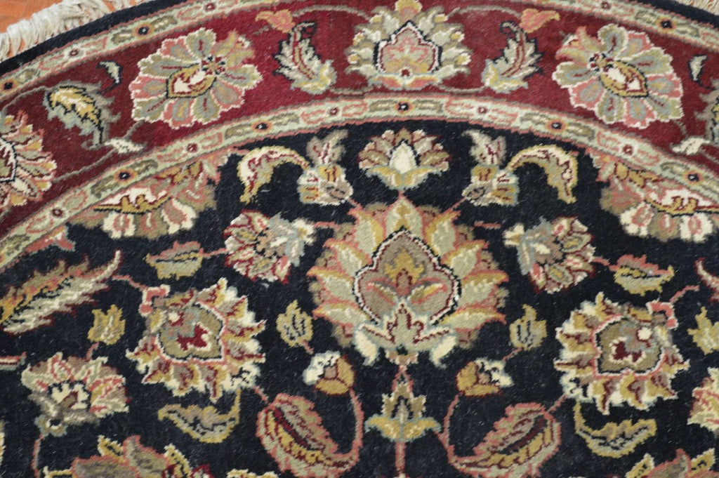 5' 3" x 5' 3" India Agra Round Rug image 2