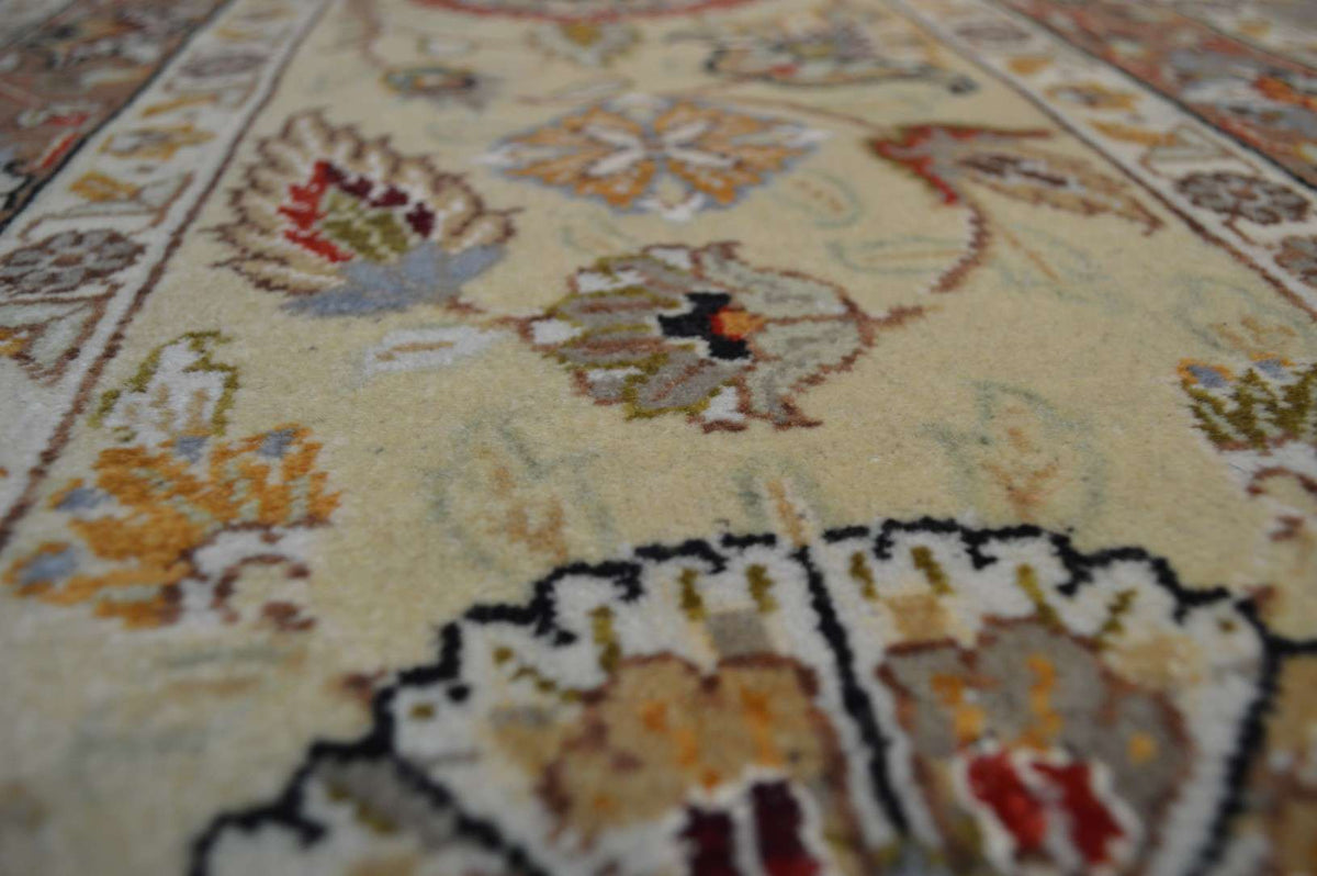 9' 8" x 9' 9" India Agra Rug image 7